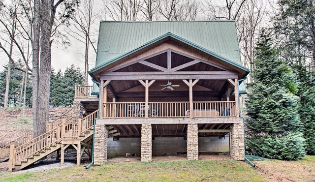 North Carolina Abode - Hot Tub, Foosball & Grill!