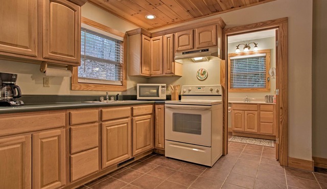 North Carolina Abode - Hot Tub, Foosball & Grill!