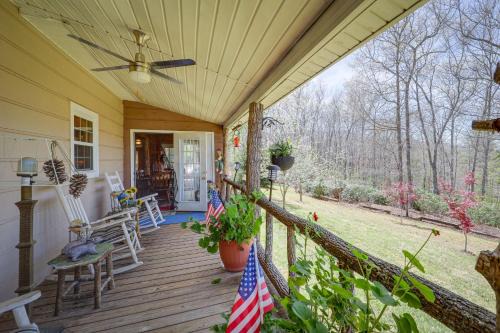 North Carolina Getaway w/Patio! 26 Mi to Slopes
