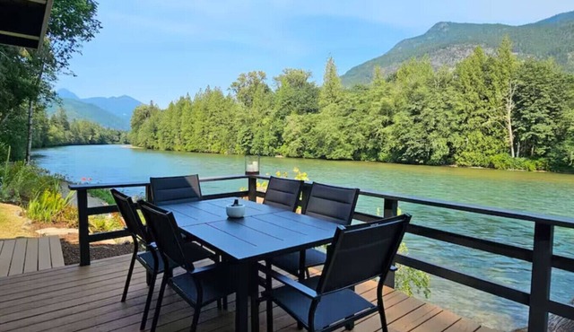 North Cascades Riverhouse retreat - hot tub, sauna