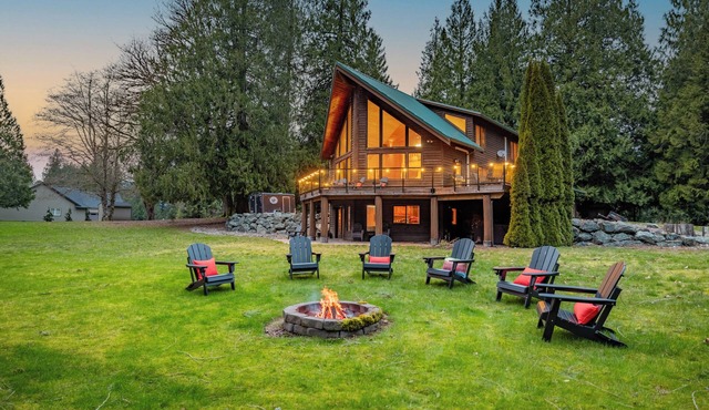 North Cascades Skagit River Estate-river front with hot tub, sauna