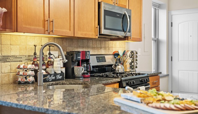 North Center Chicago - Walkable - Transit Accessible - King & Queen Beds