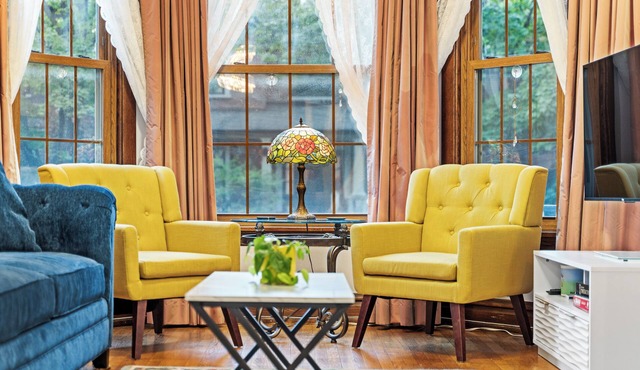 North Center Gem - 3BR, 2BA Near Brown Line & Restaurants - Decks & Comfort