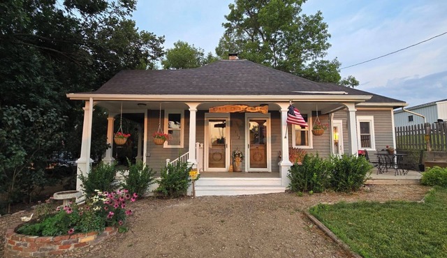 North Crick Lodge- 2-bedroom Cottage in the Country Village of Bow Valley