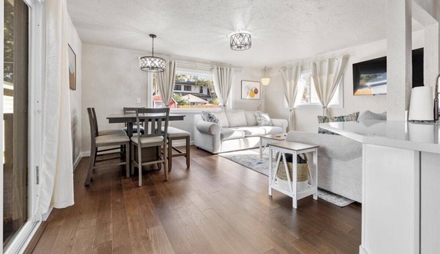 North End Gem w/Hot Tub, Fast Wifi, GameRoom, Fire Pit