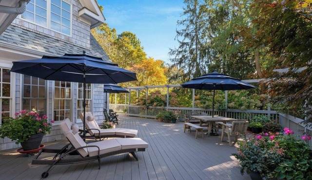 North Fork Charmer with wrap-around deck & comfy living space. Pet-Friendly!