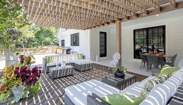 North Fork Mattituck Estate, Spacious Farmhouse Modern on 5 private acres w Pool