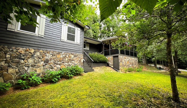 North GA, Timpson Cove Cottage. Just a few hundred yards to Lake Burton.