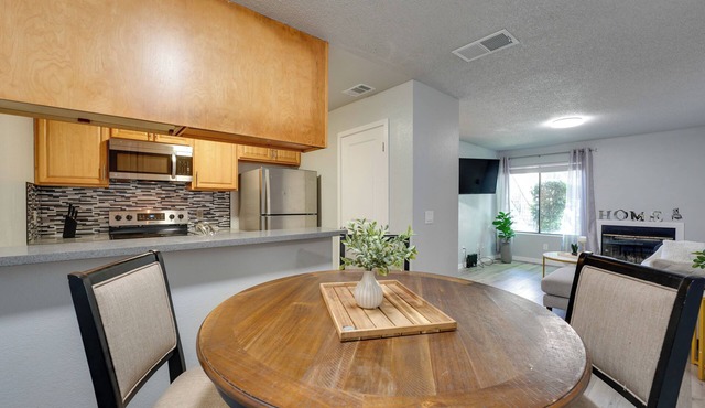 North Highlands Condo ~ 11 Mi to Dtwn Sacramento!