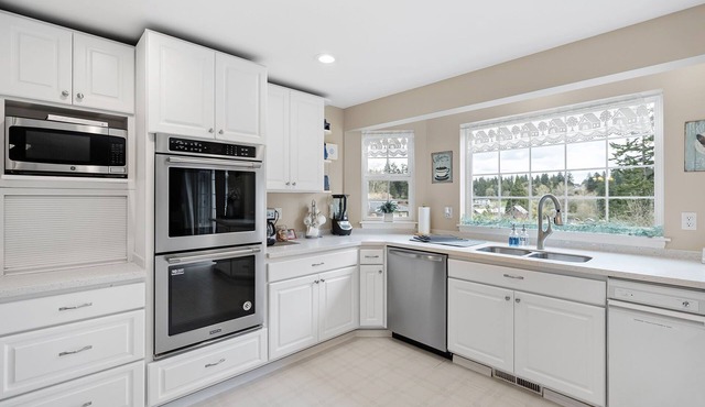 North Hill Homestead, 4 BR, king bed, jacuzzi tub, billiard room on 2.5 acres