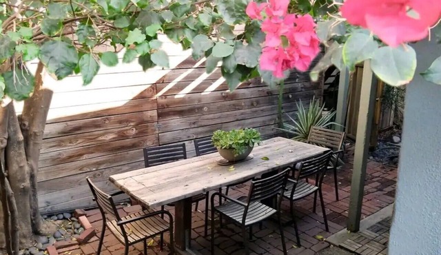 North Hollywood Arts Districts Whole House with Patio + Pets Stay Free