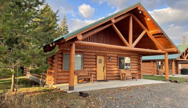 North Idaho Log Cabin Retreat – 2BD/2BA with Full Kitchen + King Bed