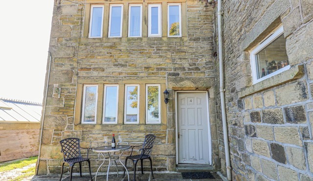 NORTH IVES COTTAGE, pet friendly, with a garden in Oxenhope