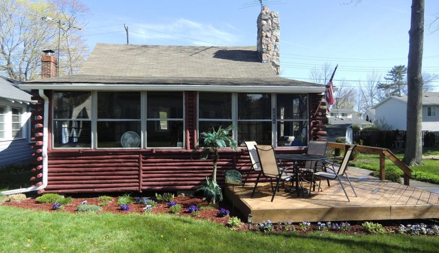 North Lakeport Log Cabin- 200 Foot Stroll to Lake Huron Beach. n