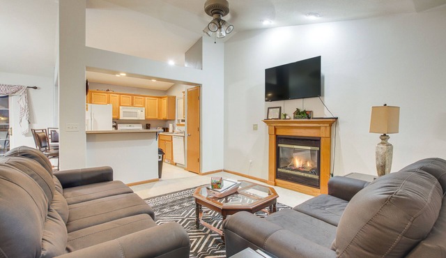 North Liberty Home ~ 11 Mi to University of Iowa!