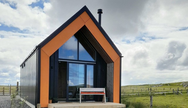 NORTH LIGHT STUDIO, pet friendly in Lochmaddy, North Uist