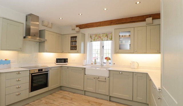 NORTH LODGE, family friendly, character holiday cottage in Sherston