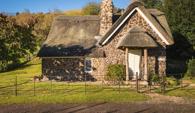 NORTH LODGE, pet friendly, character holiday cottage in Ledbury