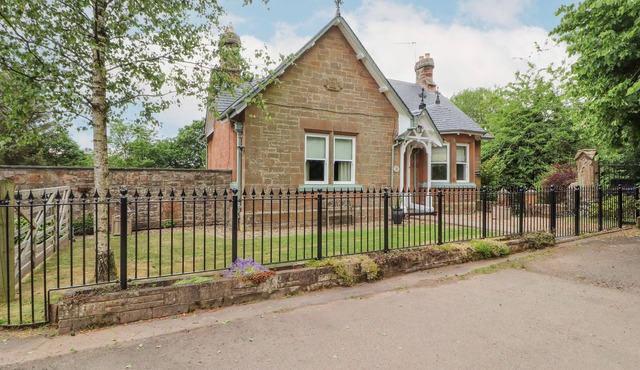 NORTH LODGE, pet friendly, country holiday cottage in Annan