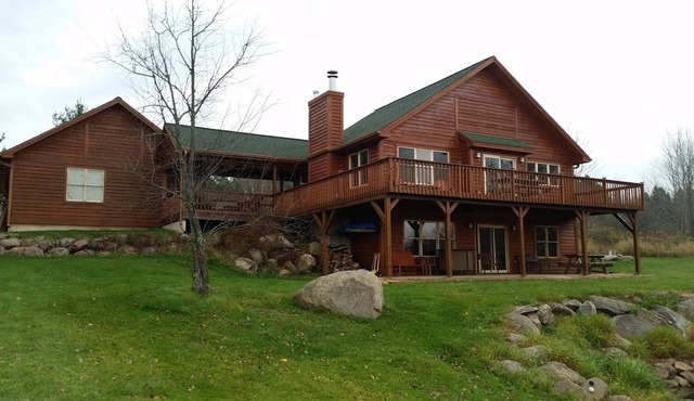 North north enough! Central Wi-Fi home on beautiful large Eau Pleine Resevoir