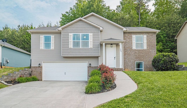 North of Knox Split Foyer Home - 4 bedrooms with 3 full baths home in Powell