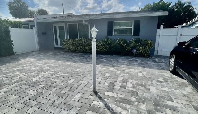 North Palm Beach Getaway House, Close To Beaches!☀️