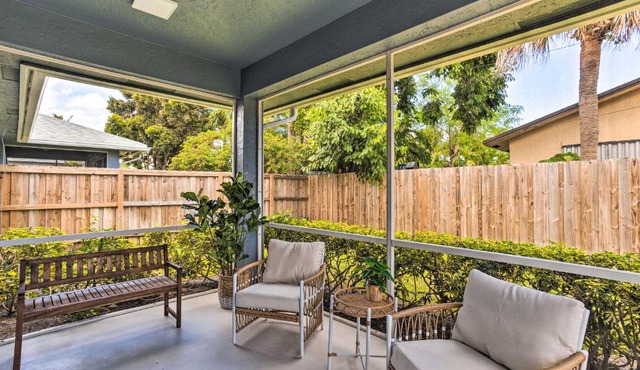 North Palm Beach Townhome about 2 Mi to Beach!