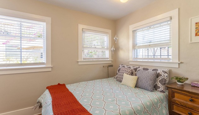 North Park, charming Garden Cottage by Balboa Park, Zoo, & popular venues