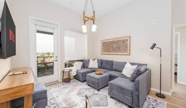 North Park Penthouse~King Beds~Workspaces~Parking~Near Zoo, Balboa Park!
