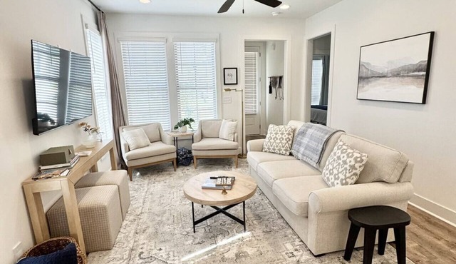 North Plains 6- Minutes from Toomers and 280, 2 king bed end unit