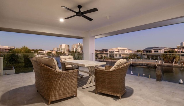 North Quay Waterfront Family Holiday Home + Pool