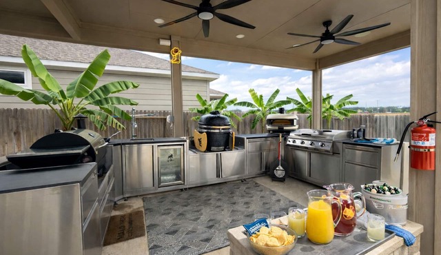 North SA New Listing, Lux Home-Heated Pool-Private Theater-Chefs Outdoor Kitchen
