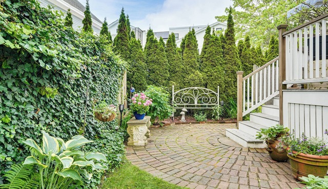 North Shore Townhome: 1 Mi to Singing Beach!