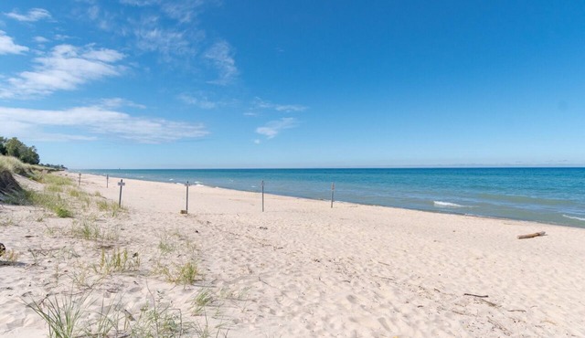 North Shore Beach Retreat - 1 bed 1 bath condo on north side w/pool