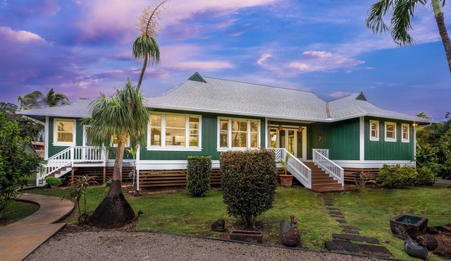 North Shore Gated LUX Estate 1 block to Sandy Beach | House + 2 cottages