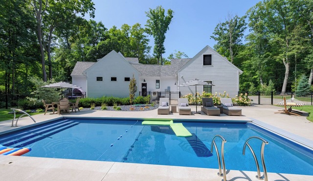 North Shore Haven Large luxurious home - Heated pool and theatre