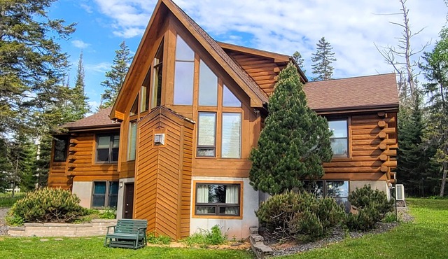 North Shore log cabin home overlooking Lake Superior