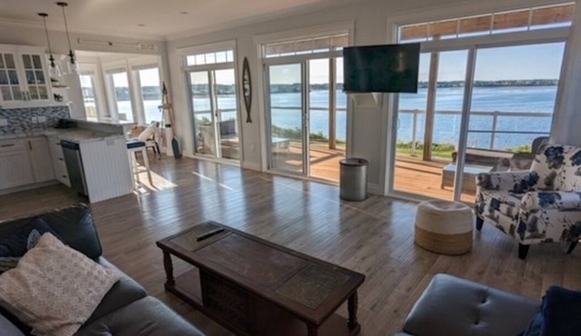 North Shore Ocean-Front Cottage With Access to Quiet Beach & Hot Tub