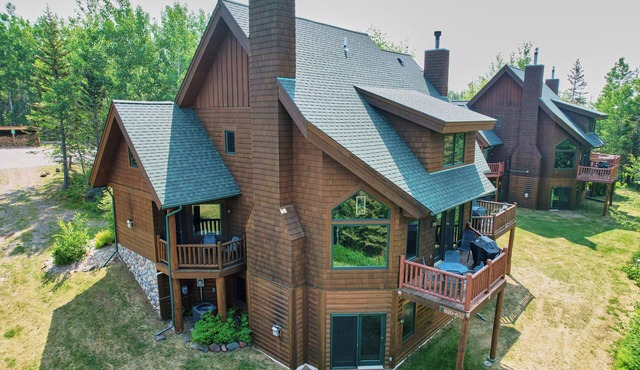 "North Shore Retreat" Lutsen 5 Bed/4 Bath, Sleeps 14, Ski in - Ski out