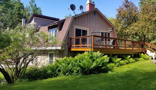 North Shore Retreat: outdoor firepit, propane solo stove and firewood provided!
