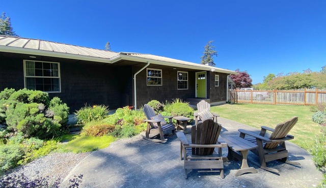 North Shore Retreat: Private Beach Access, Tennis/Pickleball Court, Pets Welcome