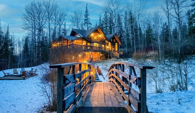 North Shore Timber Home! Minutes To Town! Acres of Privacy!