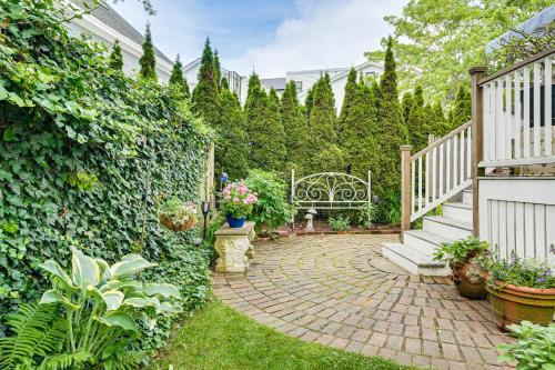 North Shore Townhome: 1 Mi to Singing Beach!