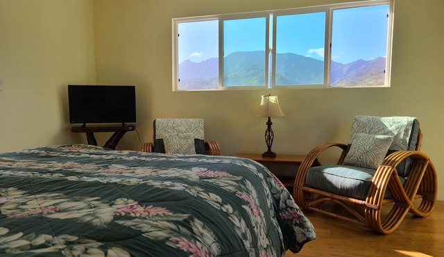 North Shore Tropical Studio with breathtaking mountain views!