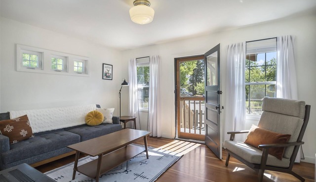 North Sister - Bungalow Charm, Fireplace, Queen bed, Parking