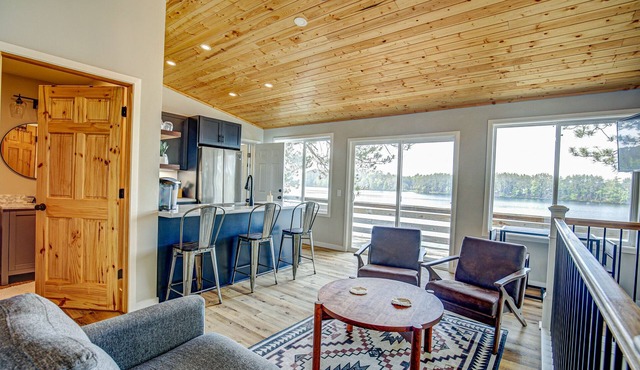 North Star Retreat: Fully Renovated, Duplex-Style Cabin on Beautiful Somo Lake