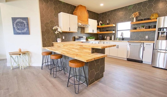 North Texas Hill Country Retreat, Stylish & Spacious 4BR Home