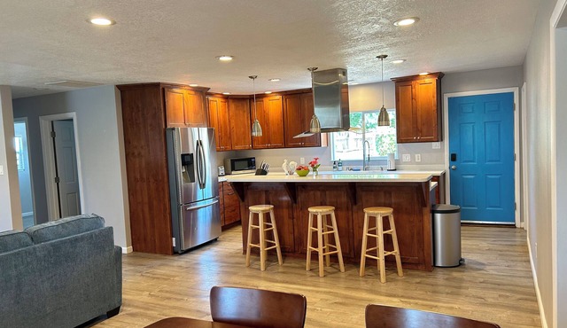 North Valley Garden Bungalow 2 bed/2bath-quiet yet central