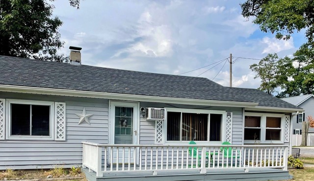 North View Cabins #1 - Comfortable 2Bed/1Ba Cabin with Private Deck on the Lake!