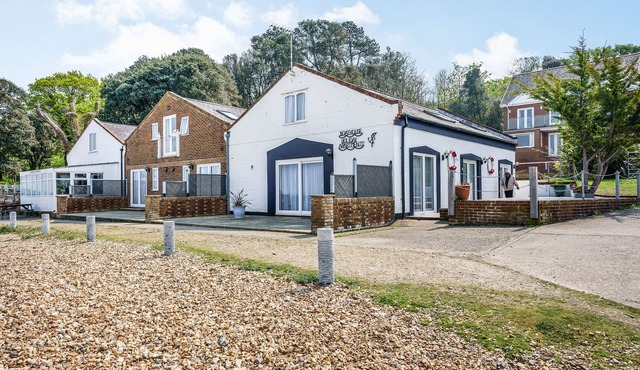 NORTH WEST SEA VIEW NO. 3, pet friendly, with a garden in Yarmouth